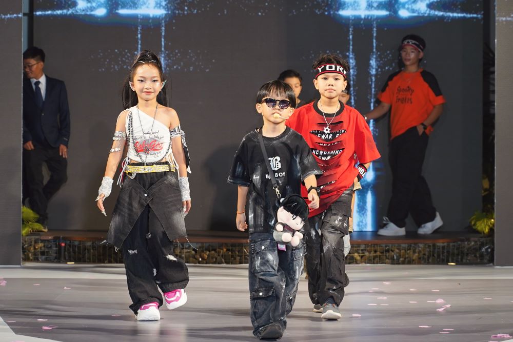 “Em bé chất” làm vedette, khuấy động sàn diễn thời trang nhí - ảnh 3