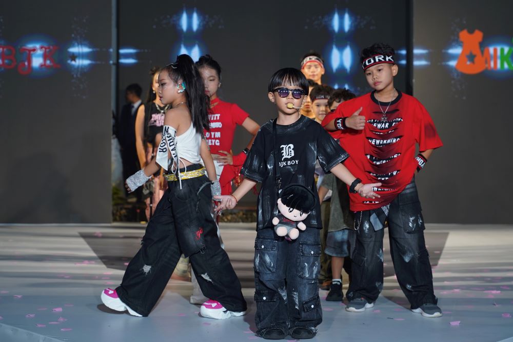 “Em bé chất” làm vedette, khuấy động sàn diễn thời trang nhí - ảnh 2