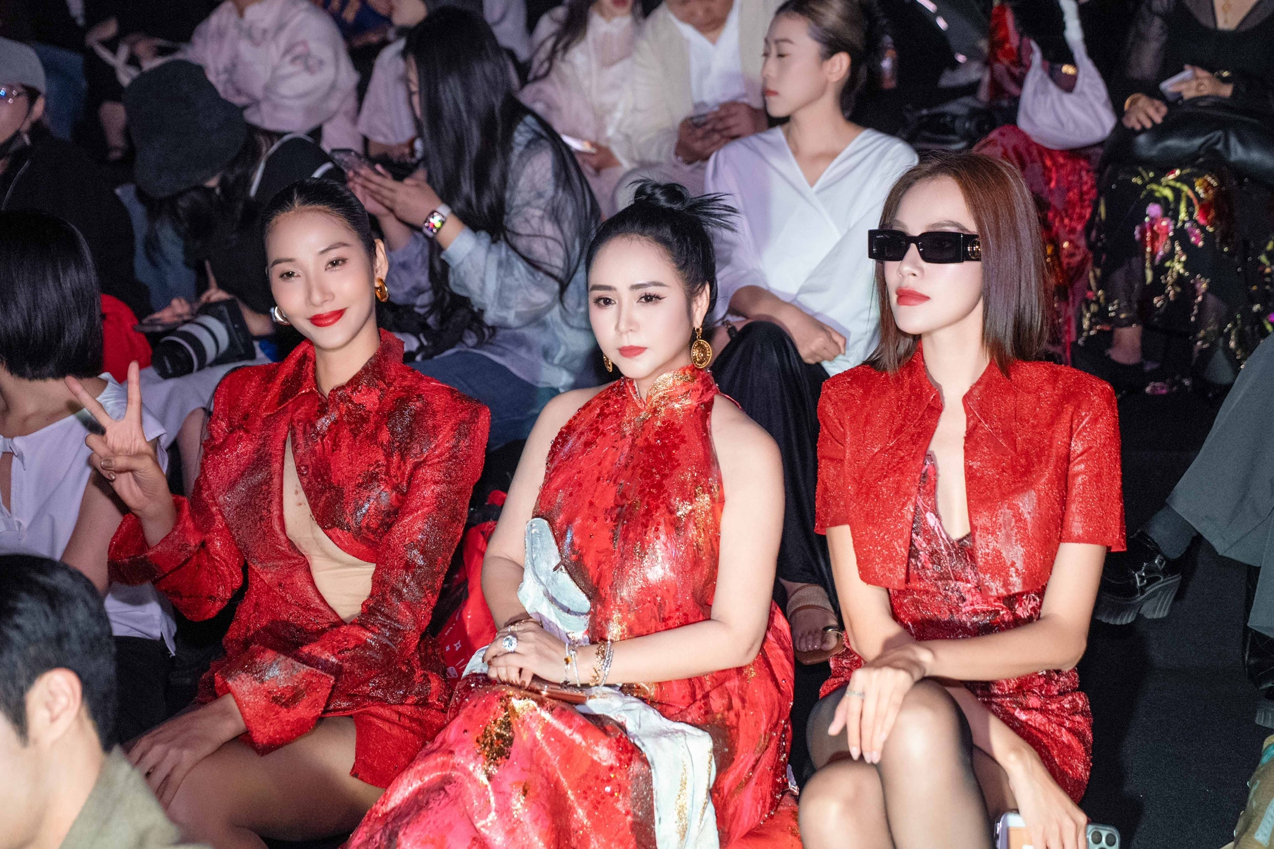 Hoàng Thuỳ, Lê Hoàng Phương thu hút truyền thông quốc tế trong thiết kế của Thanh Hương Bùi - ảnh 4