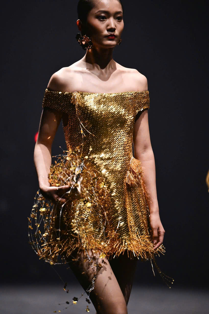 Mãn nhãn ngắm bộ sưu tập đậm văn hóa Việt của NTK Thanh Hương Bùi tại Shanghai Fashion Week SS26 - ảnh 17
