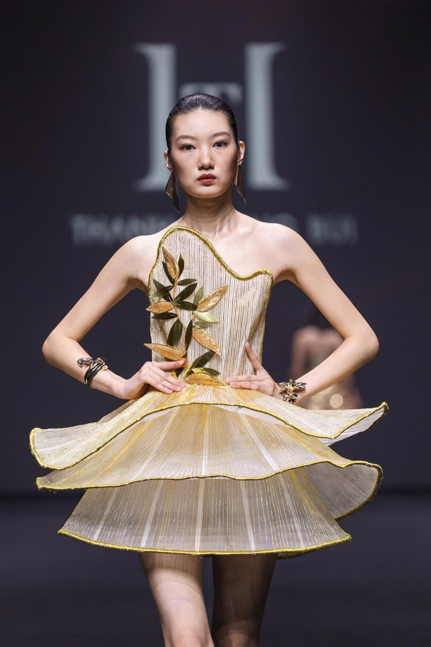 Mãn nhãn ngắm bộ sưu tập đậm văn hóa Việt của NTK Thanh Hương Bùi tại Shanghai Fashion Week SS26 - ảnh 3