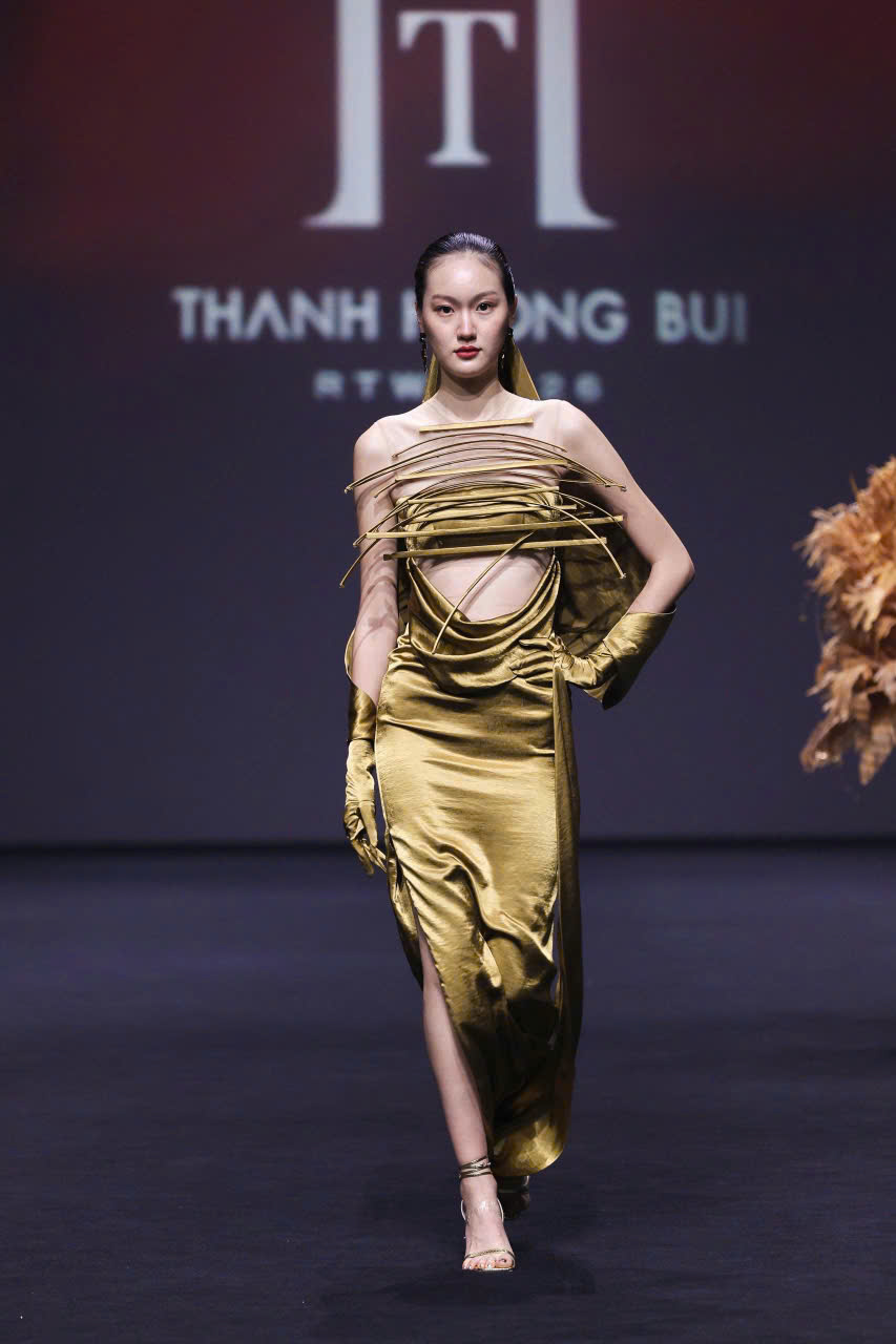 Mãn nhãn ngắm bộ sưu tập đậm văn hóa Việt của NTK Thanh Hương Bùi tại Shanghai Fashion Week SS26 - ảnh 16