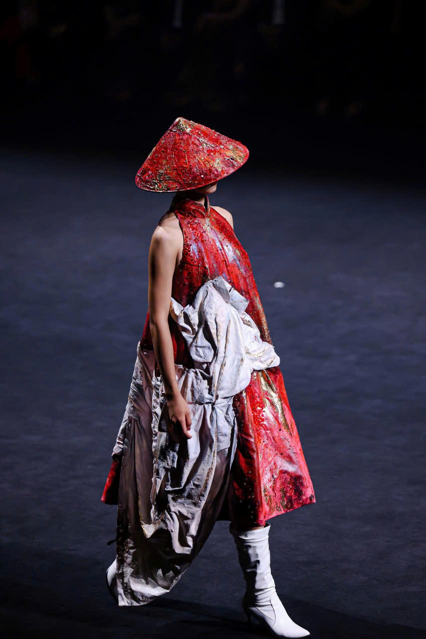 Mãn nhãn ngắm bộ sưu tập đậm văn hóa Việt của NTK Thanh Hương Bùi tại Shanghai Fashion Week SS26 - ảnh 6