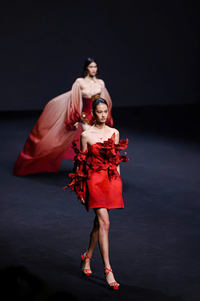 Mãn nhãn ngắm bộ sưu tập đậm văn hóa Việt của NTK Thanh Hương Bùi tại Shanghai Fashion Week SS26 - ảnh 10