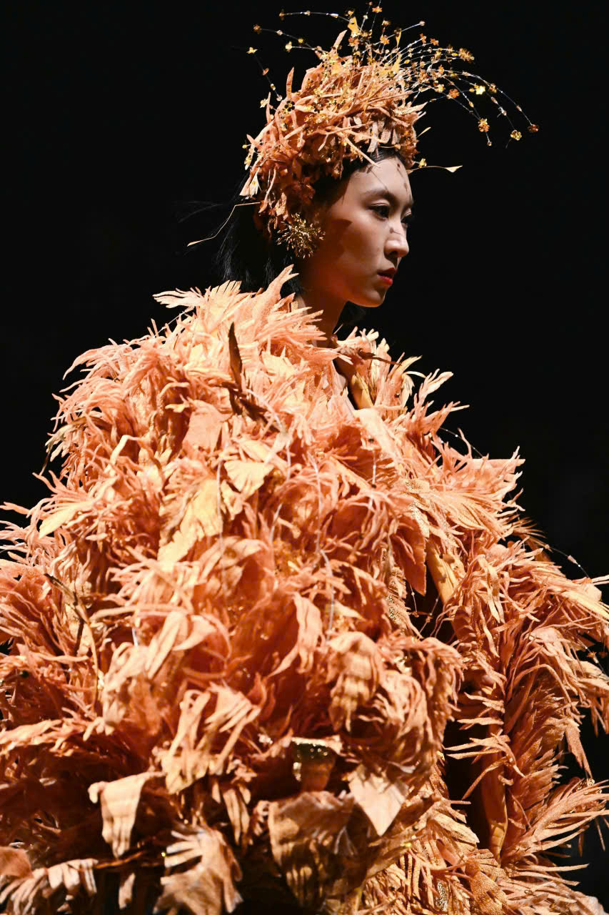 Mãn nhãn ngắm bộ sưu tập đậm văn hóa Việt của NTK Thanh Hương Bùi tại Shanghai Fashion Week SS26 - ảnh 14