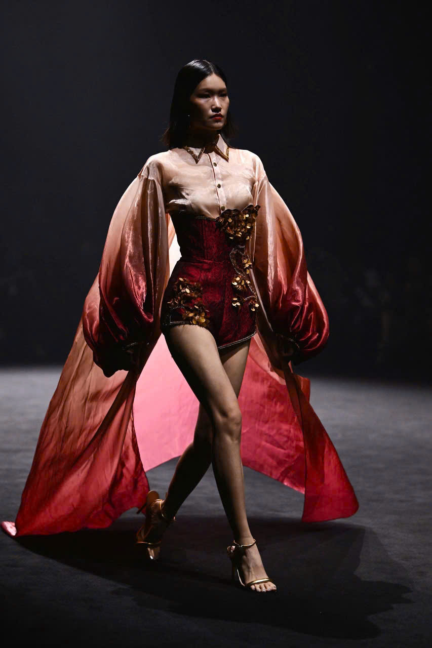 Mãn nhãn ngắm bộ sưu tập đậm văn hóa Việt của NTK Thanh Hương Bùi tại Shanghai Fashion Week SS26 - ảnh 9