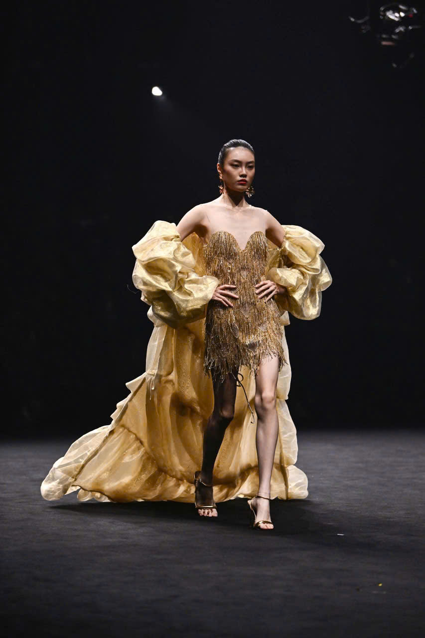 Mãn nhãn ngắm bộ sưu tập đậm văn hóa Việt của NTK Thanh Hương Bùi tại Shanghai Fashion Week SS26 - ảnh 15