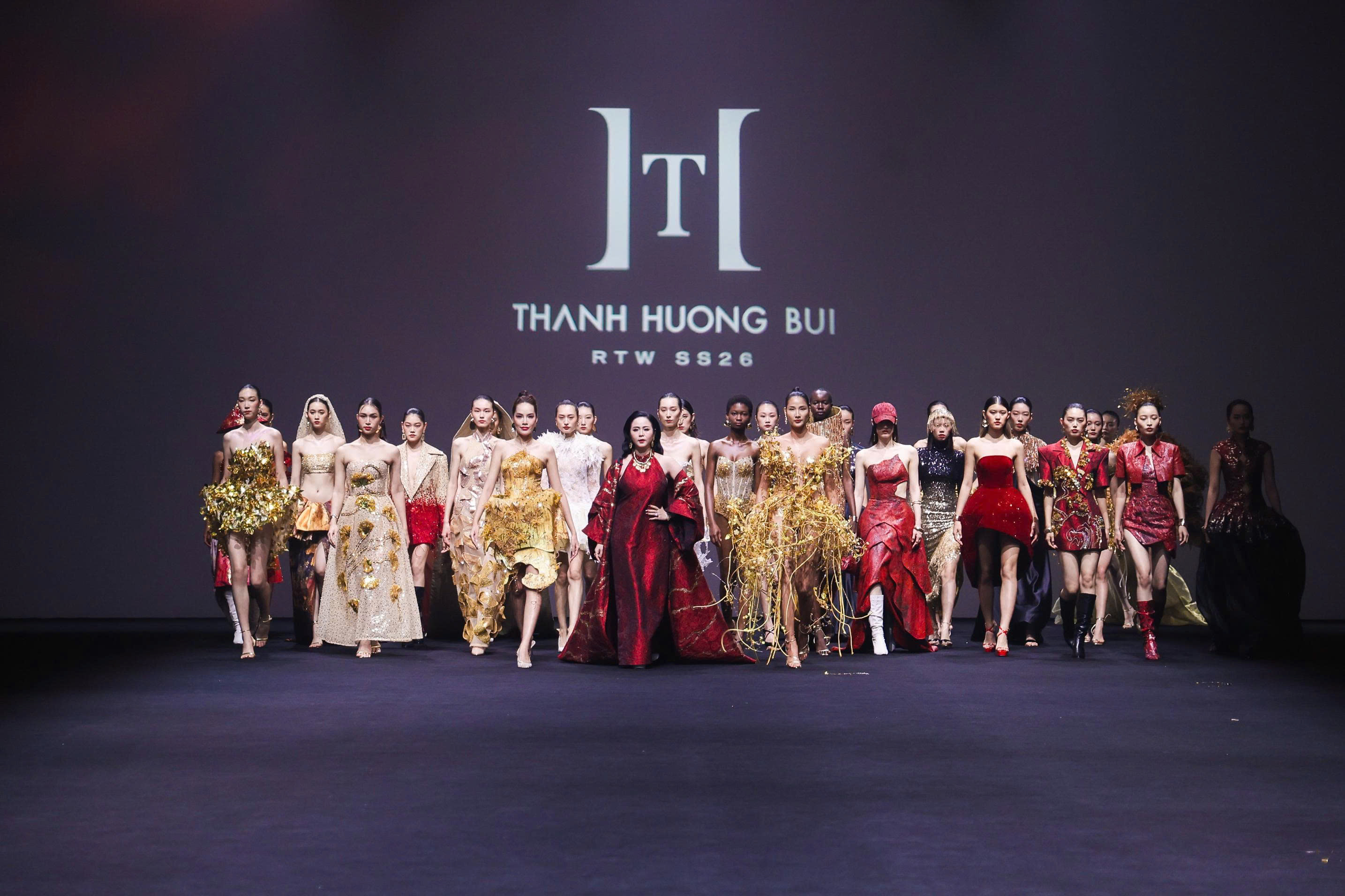 Mãn nhãn ngắm bộ sưu tập đậm văn hóa Việt của NTK Thanh Hương Bùi tại Shanghai Fashion Week SS26 - ảnh 12