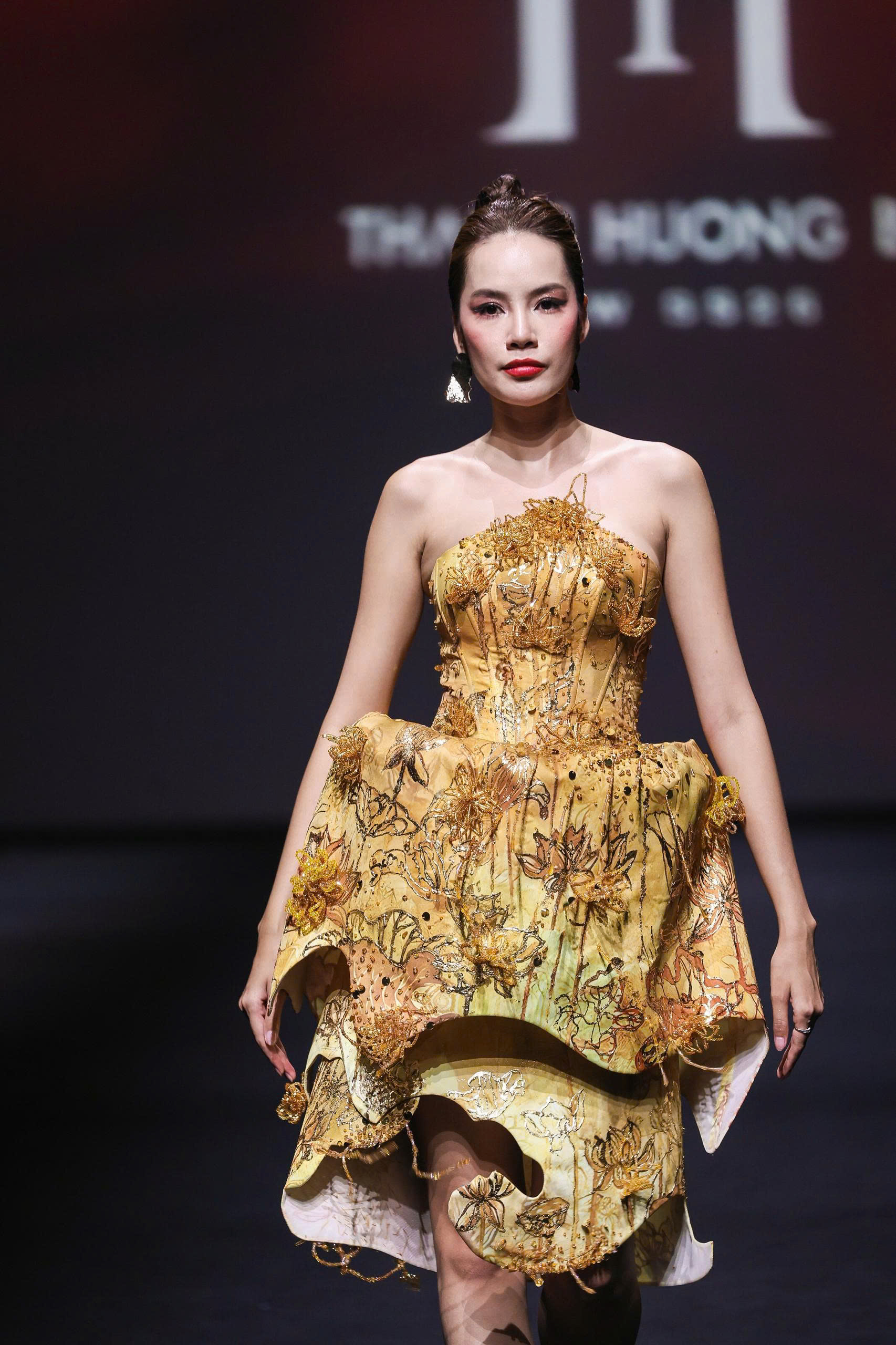Mãn nhãn ngắm bộ sưu tập đậm văn hóa Việt của NTK Thanh Hương Bùi tại Shanghai Fashion Week SS26 - ảnh 4