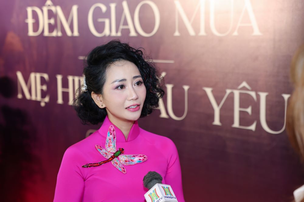 Nữ nhạc sĩ Nhuận Phú gây xúc động với MV về mẹ và Hà Nội - ảnh 1