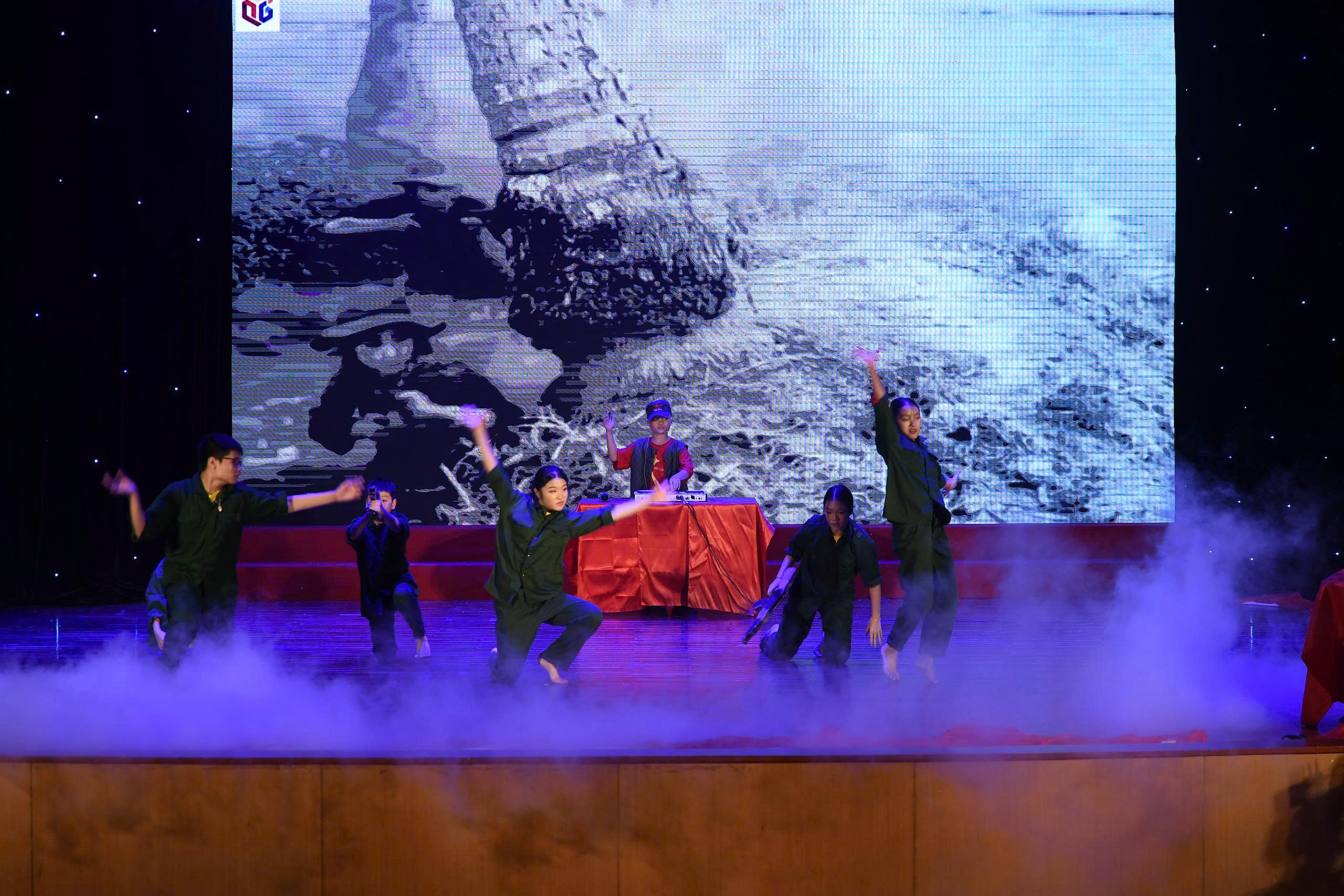 Hoàng Minh Trí giành ngôi Quán quân “Tài năng nhí Việt Nam 2025” nhờ tái hiện "Concert A80" thu nhỏ - ảnh 5