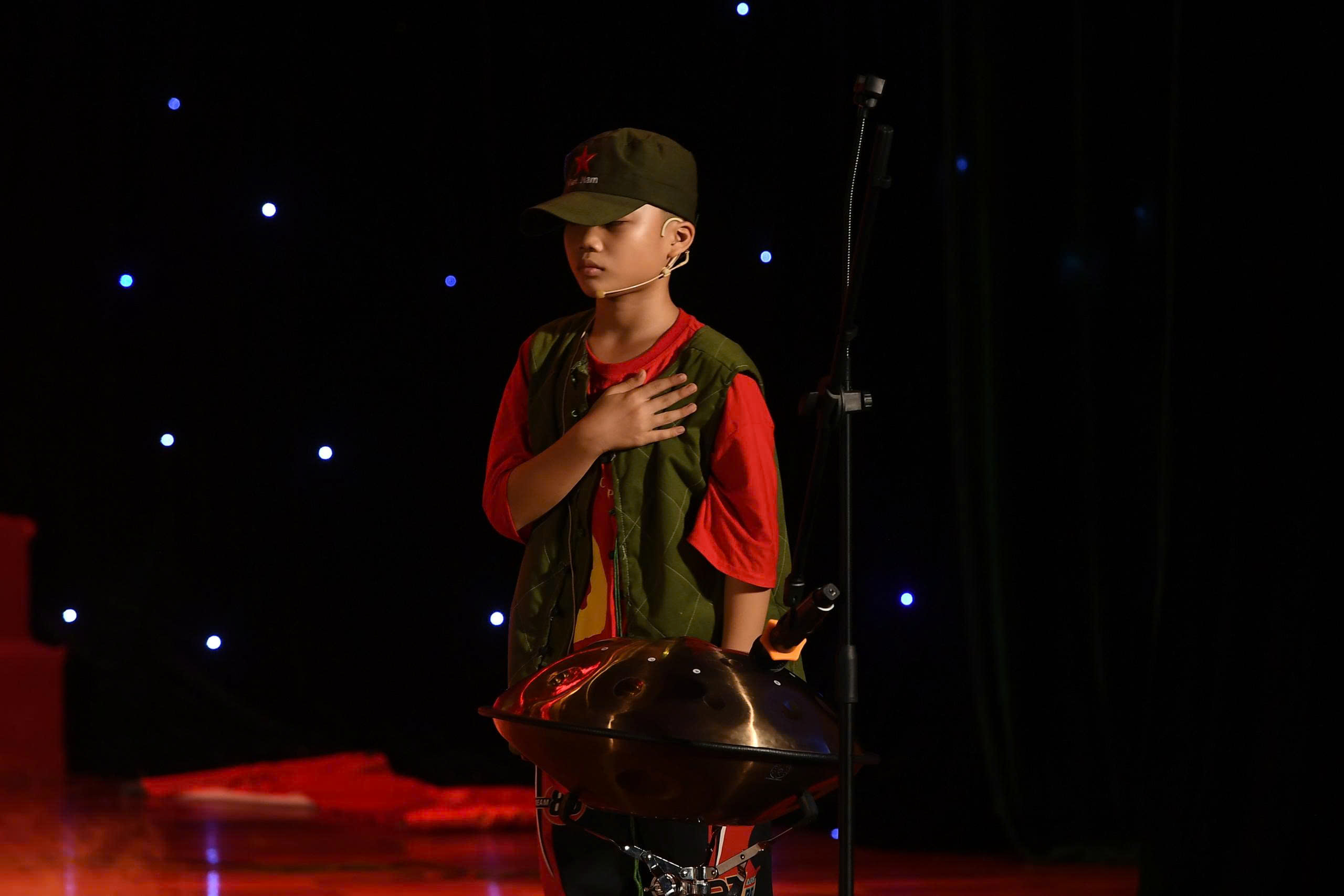 Hoàng Minh Trí giành ngôi Quán quân “Tài năng nhí Việt Nam 2025” nhờ tái hiện "Concert A80" thu nhỏ - ảnh 4