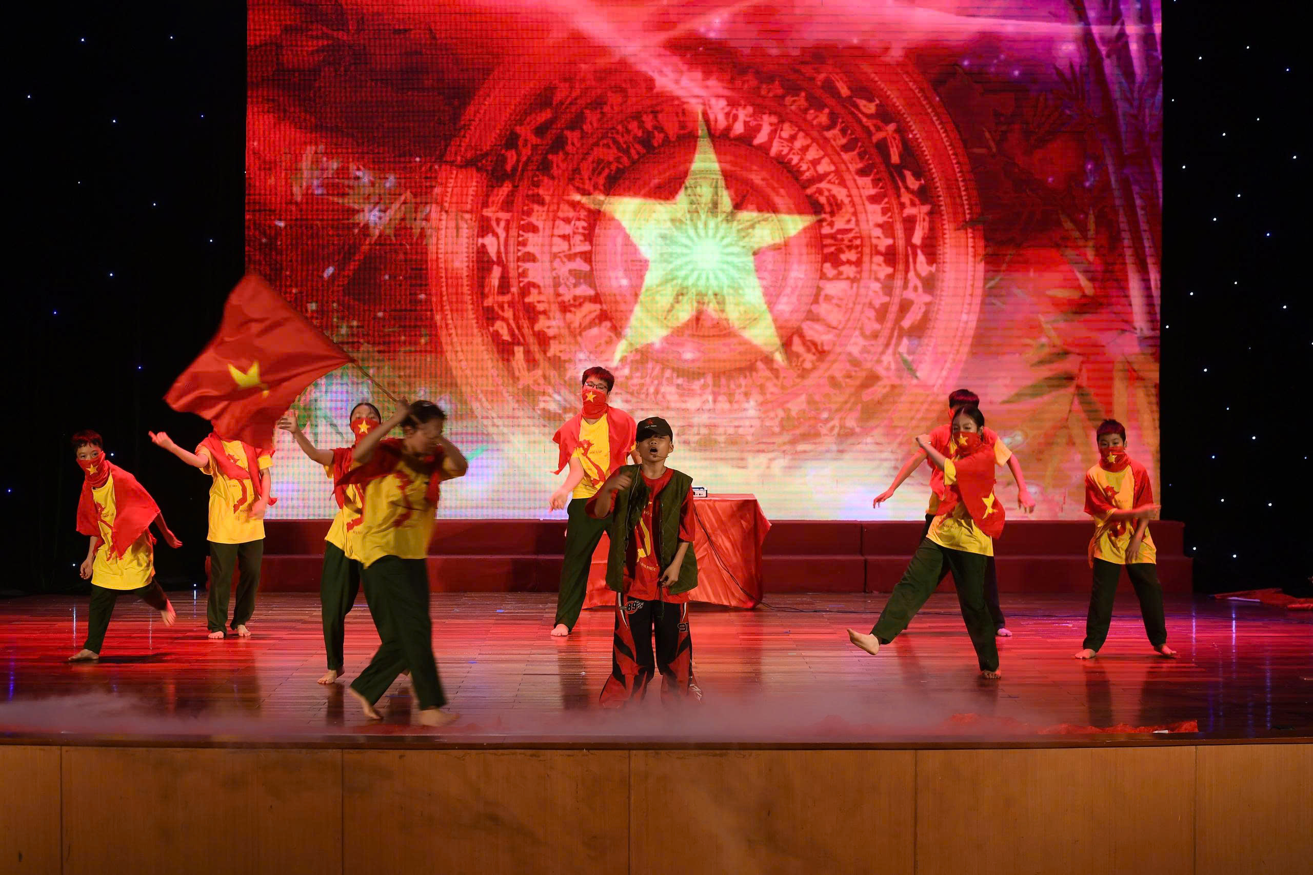 Hoàng Minh Trí giành ngôi Quán quân “Tài năng nhí Việt Nam 2025” nhờ tái hiện "Concert A80" thu nhỏ - ảnh 3