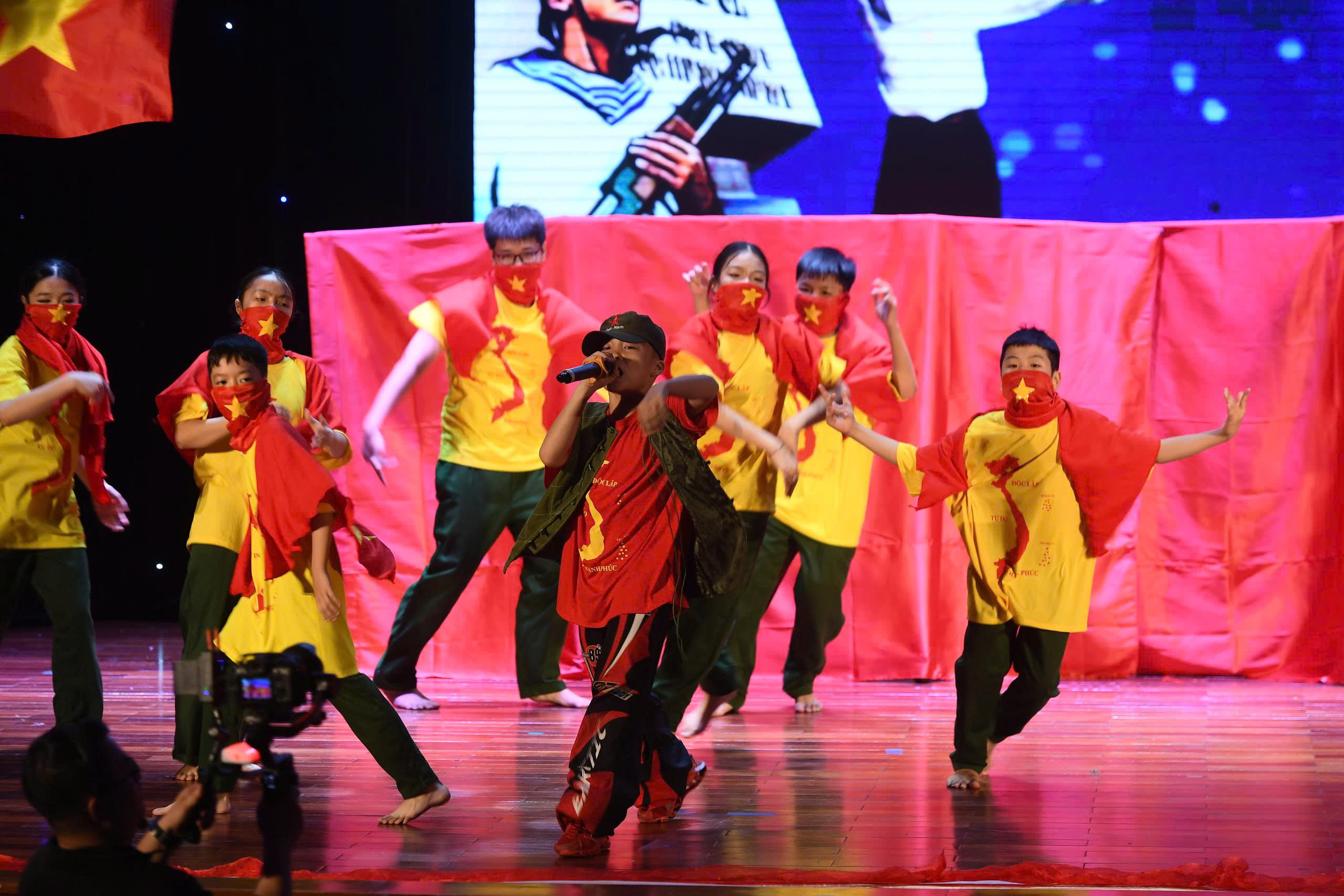 Hoàng Minh Trí giành ngôi Quán quân “Tài năng nhí Việt Nam 2025” nhờ tái hiện "Concert A80" thu nhỏ - ảnh 2