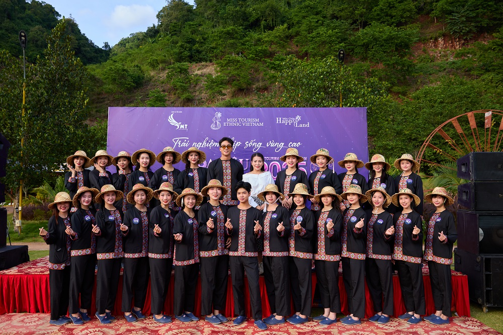 Thí sinh Hoa hậu du lịch dân tộc Việt Nam xúc động thăm Điểm trường của học sinh dân tộc Mông  - ảnh 10