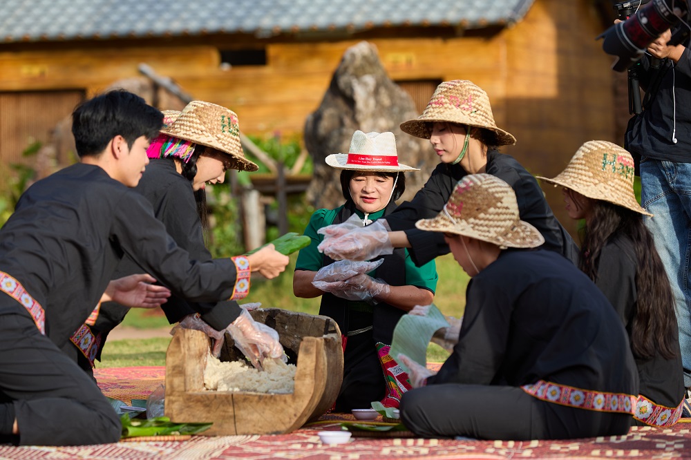 Thí sinh Hoa hậu du lịch dân tộc Việt Nam xúc động thăm Điểm trường của học sinh dân tộc Mông  - ảnh 7