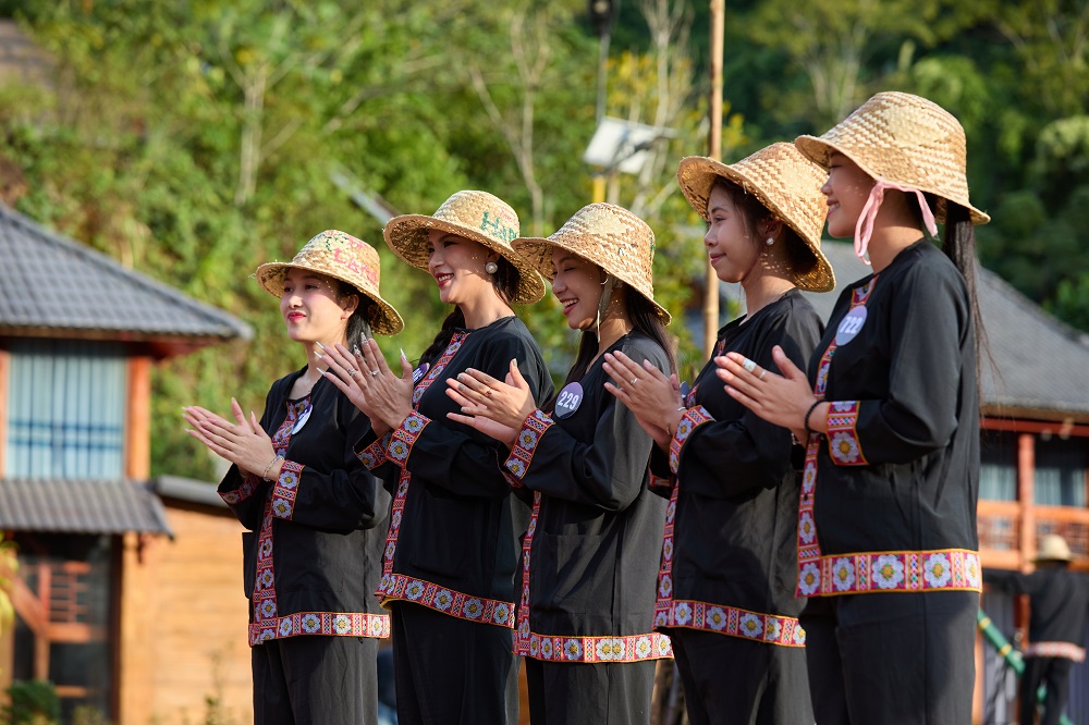 Thí sinh Hoa hậu du lịch dân tộc Việt Nam xúc động thăm Điểm trường của học sinh dân tộc Mông  - ảnh 8