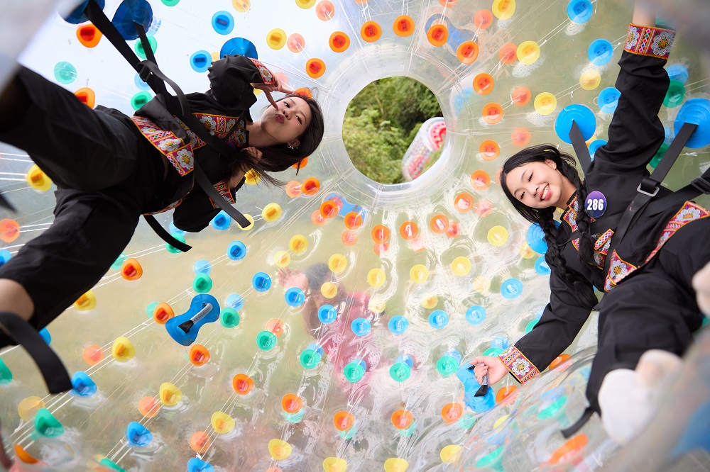 Thí sinh Hoa hậu du lịch dân tộc Việt Nam xúc động thăm Điểm trường của học sinh dân tộc Mông  - ảnh 11