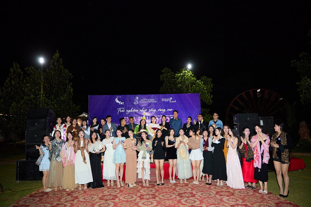 Thí sinh Hoa hậu du lịch dân tộc Việt Nam xúc động thăm Điểm trường của học sinh dân tộc Mông  - ảnh 12