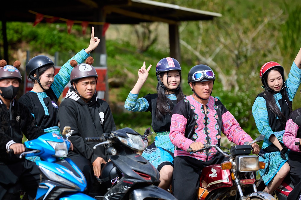 Thí sinh Hoa hậu du lịch dân tộc Việt Nam xúc động thăm Điểm trường của học sinh dân tộc Mông  - ảnh 9