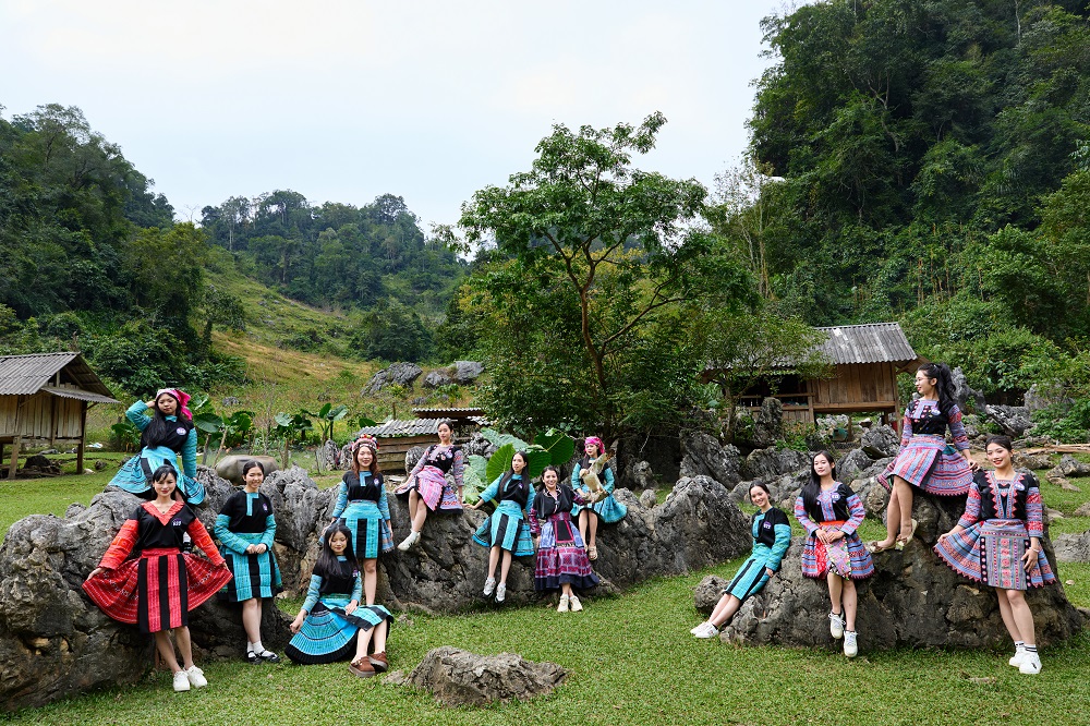 Thí sinh Hoa hậu du lịch dân tộc Việt Nam xúc động thăm Điểm trường của học sinh dân tộc Mông  - ảnh 4