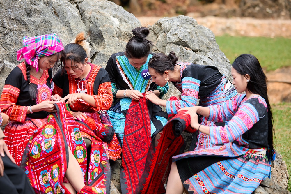 Thí sinh Hoa hậu du lịch dân tộc Việt Nam xúc động thăm Điểm trường của học sinh dân tộc Mông  - ảnh 6