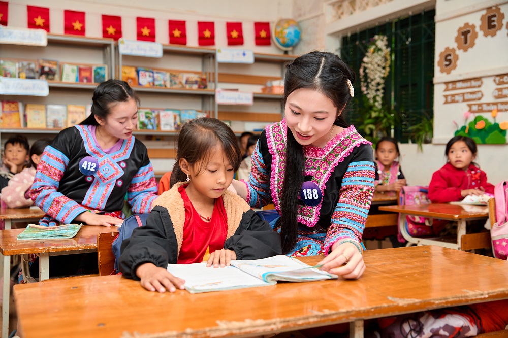 Thí sinh Hoa hậu du lịch dân tộc Việt Nam xúc động thăm Điểm trường của học sinh dân tộc Mông  - ảnh 1