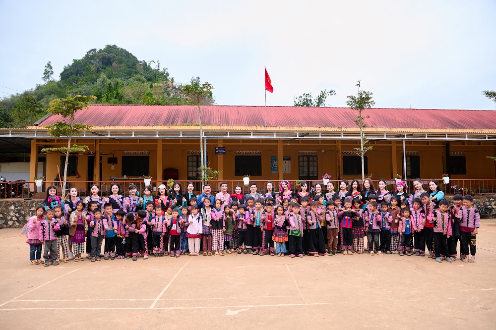 Thí sinh Hoa hậu du lịch dân tộc Việt Nam xúc động thăm Điểm trường của học sinh dân tộc Mông  - ảnh 2