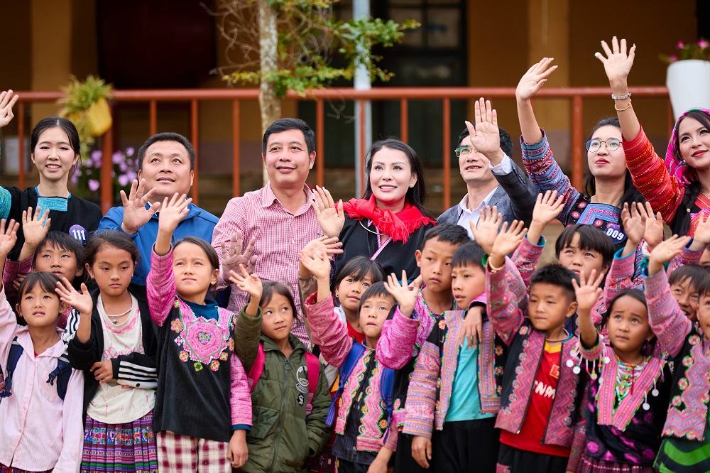 Thí sinh Hoa hậu du lịch dân tộc Việt Nam xúc động thăm Điểm trường của học sinh dân tộc Mông  - ảnh 3