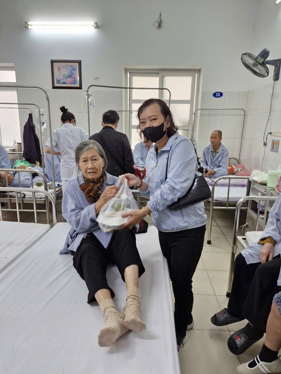 Hội LHPN phường Văn Miếu - Quốc Tử Giám trao tặng suất cơm cho bệnh nhân, quà cho hội viên khó khăn - ảnh 2