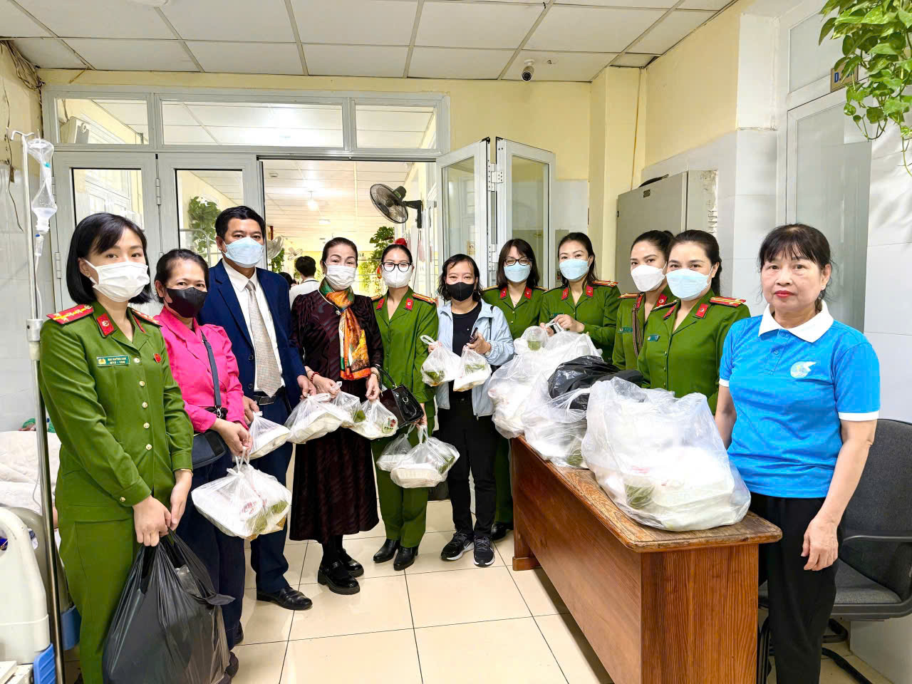 Hội LHPN phường Văn Miếu - Quốc Tử Giám trao tặng suất cơm cho bệnh nhân, quà cho hội viên khó khăn - ảnh 1