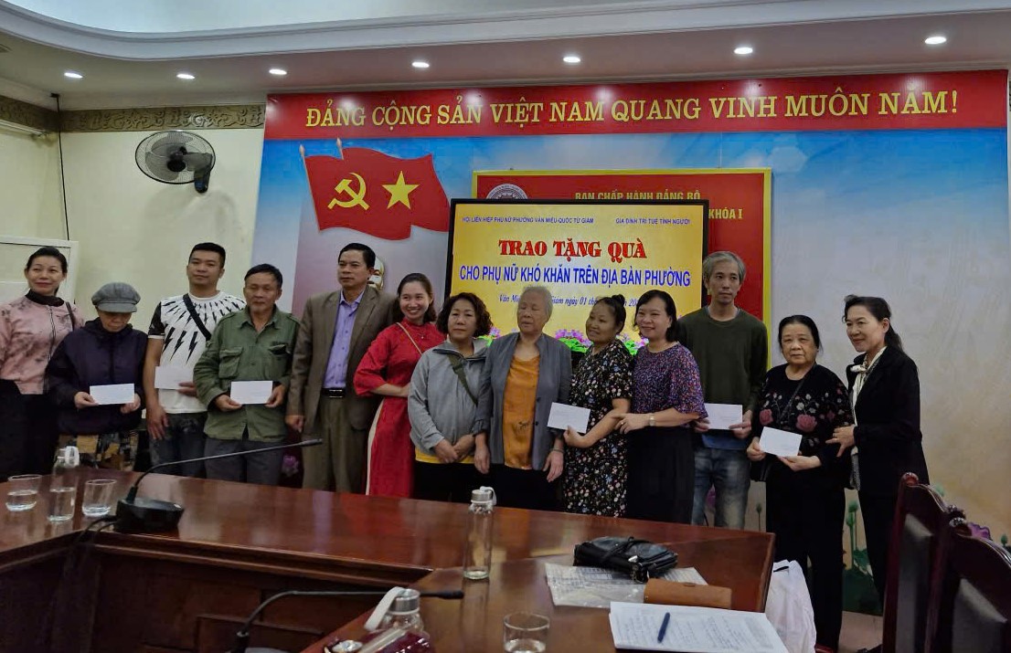 Hội LHPN phường Văn Miếu - Quốc Tử Giám trao tặng suất cơm cho bệnh nhân, quà cho hội viên khó khăn - ảnh 4