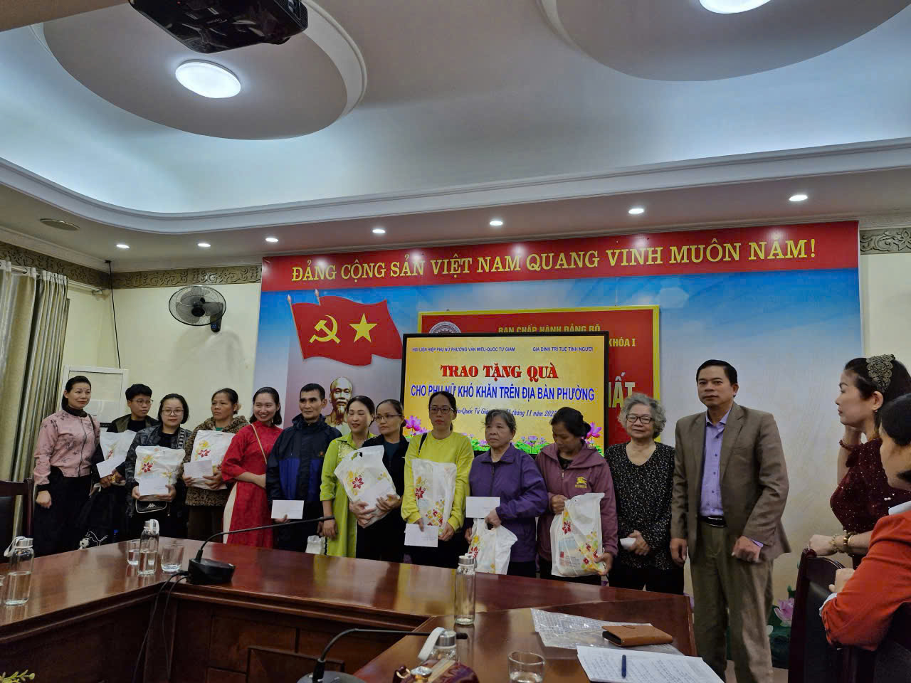 Hội LHPN phường Văn Miếu - Quốc Tử Giám trao tặng suất cơm cho bệnh nhân, quà cho hội viên khó khăn - ảnh 3