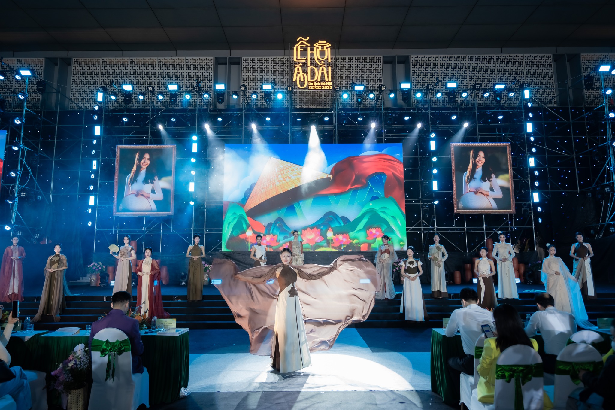 Lễ hội Áo dài Du lịch Hà Nội năm 2025 góp phần đưa Áo dài trở thành “Đại sứ du lịch”  - ảnh 7