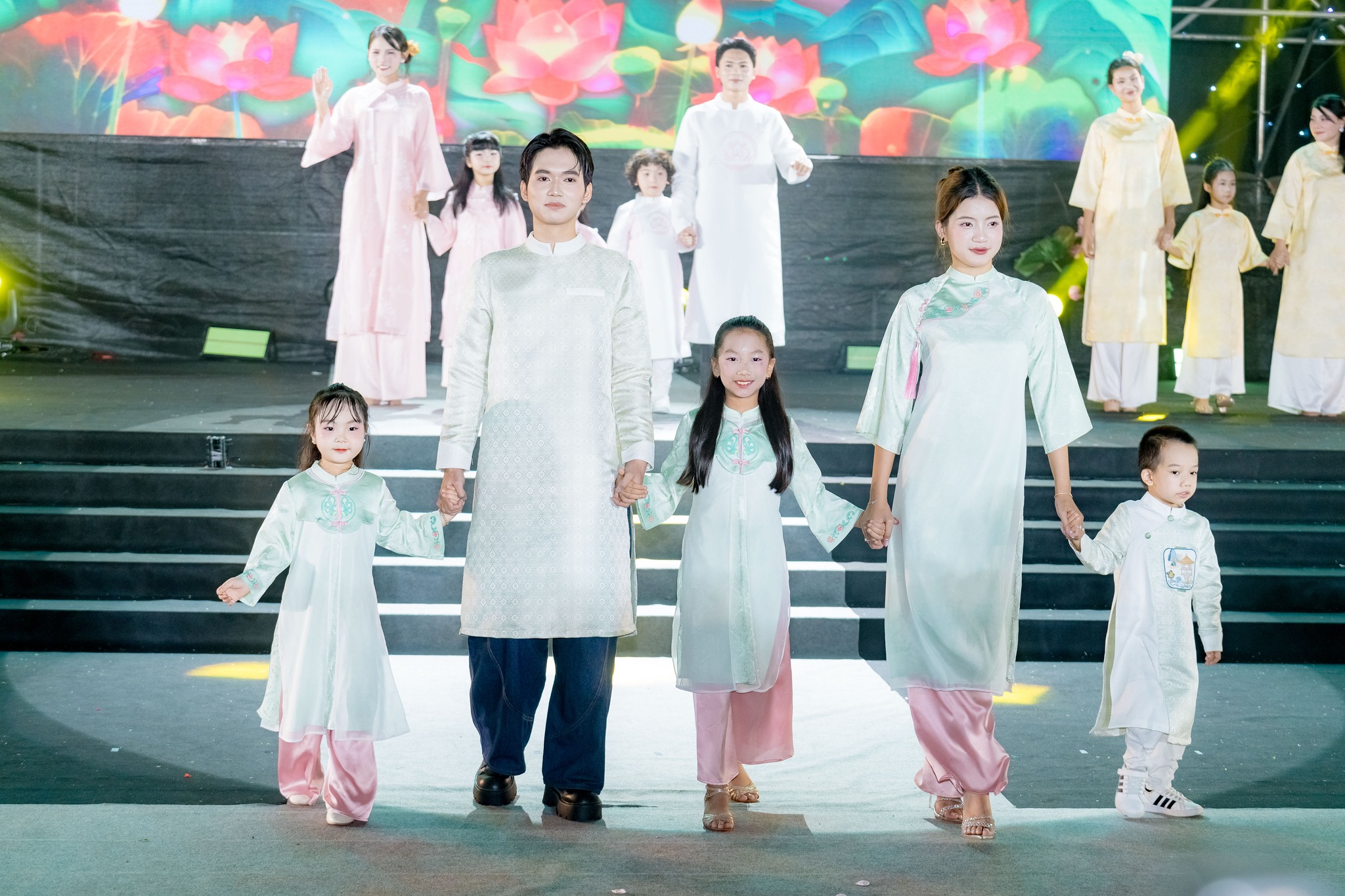 Lễ hội Áo dài Du lịch Hà Nội năm 2025 góp phần đưa Áo dài trở thành “Đại sứ du lịch”  - ảnh 6