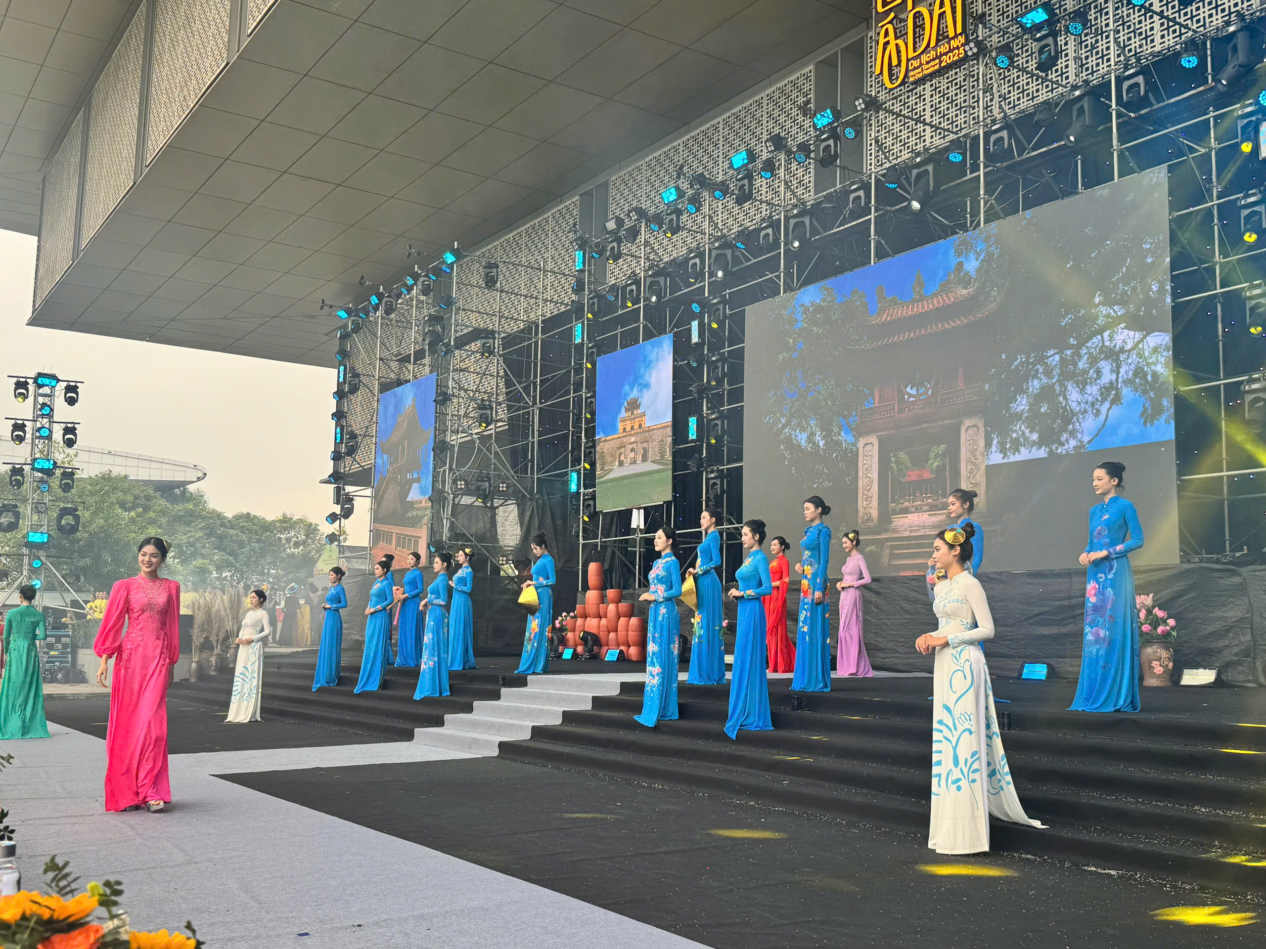 Lễ hội Áo dài Du lịch Hà Nội năm 2025 góp phần đưa Áo dài trở thành “Đại sứ du lịch”  - ảnh 10