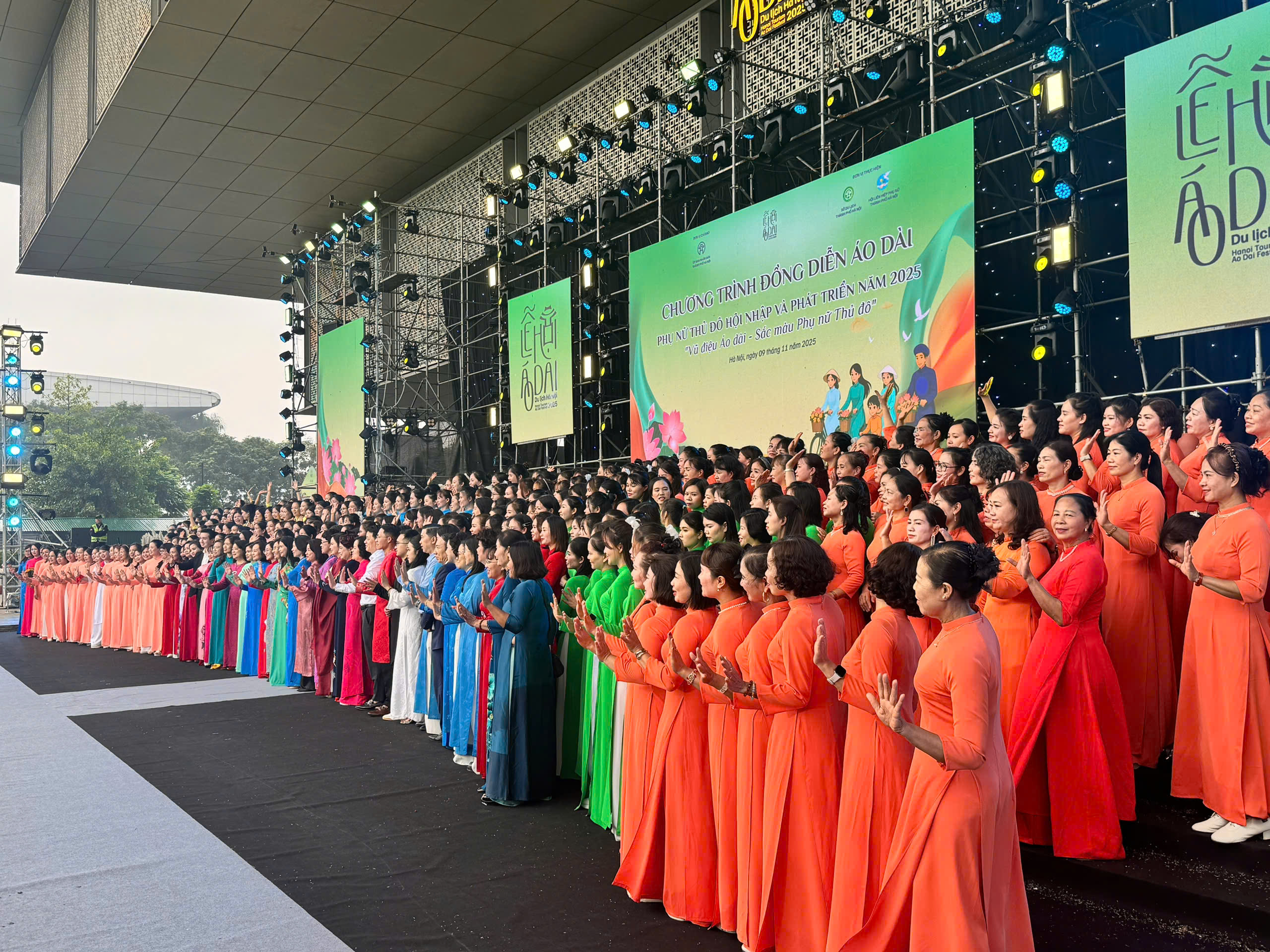 Lễ hội Áo dài Du lịch Hà Nội năm 2025 góp phần đưa Áo dài trở thành “Đại sứ du lịch”  - ảnh 9