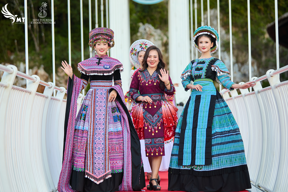 Hoa hậu Du lịch Dân tộc Việt Nam 2025 trình diễn thời trang bikini, dạ hội trên cầu kính dài nhất thế giới ở Mộc Châu - ảnh 2