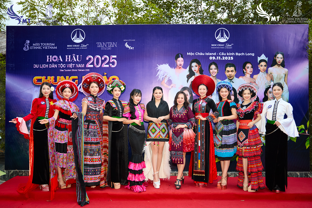 Hoa hậu Du lịch Dân tộc Việt Nam 2025 trình diễn thời trang bikini, dạ hội trên cầu kính dài nhất thế giới ở Mộc Châu - ảnh 3