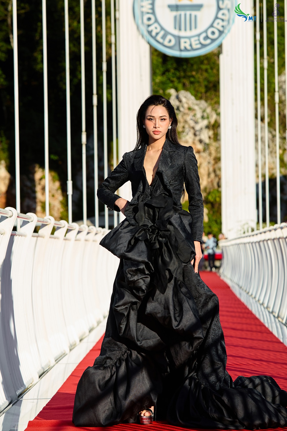 Hoa hậu Du lịch Dân tộc Việt Nam 2025 trình diễn thời trang bikini, dạ hội trên cầu kính dài nhất thế giới ở Mộc Châu - ảnh 7