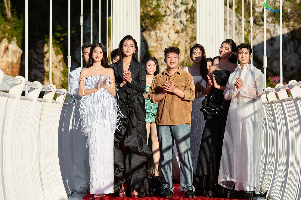 Hoa hậu Du lịch Dân tộc Việt Nam 2025 trình diễn thời trang bikini, dạ hội trên cầu kính dài nhất thế giới ở Mộc Châu - ảnh 8