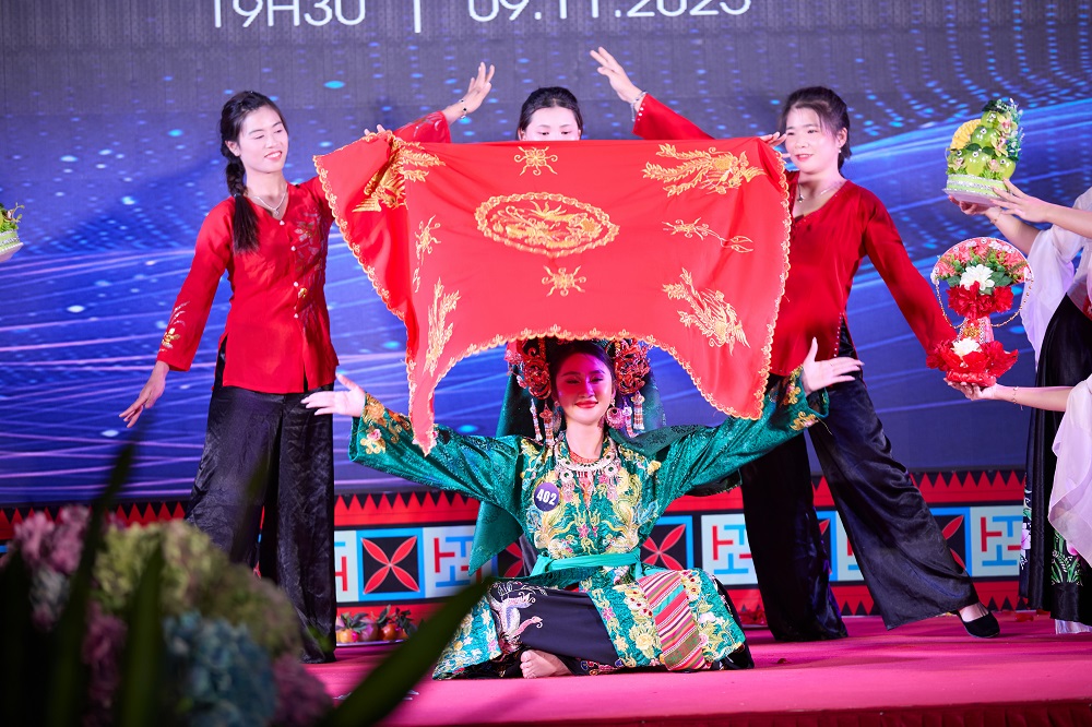 Hoa hậu Du lịch Dân tộc Việt Nam 2025 trình diễn thời trang bikini, dạ hội trên cầu kính dài nhất thế giới ở Mộc Châu - ảnh 9