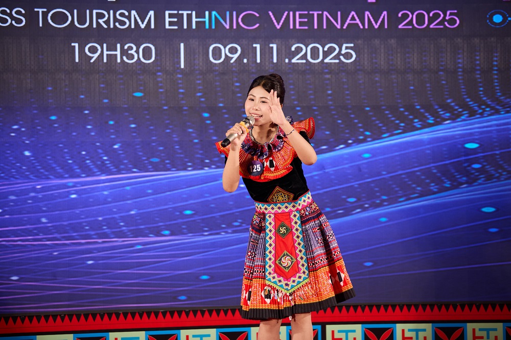 Hoa hậu Du lịch Dân tộc Việt Nam 2025 trình diễn thời trang bikini, dạ hội trên cầu kính dài nhất thế giới ở Mộc Châu - ảnh 10