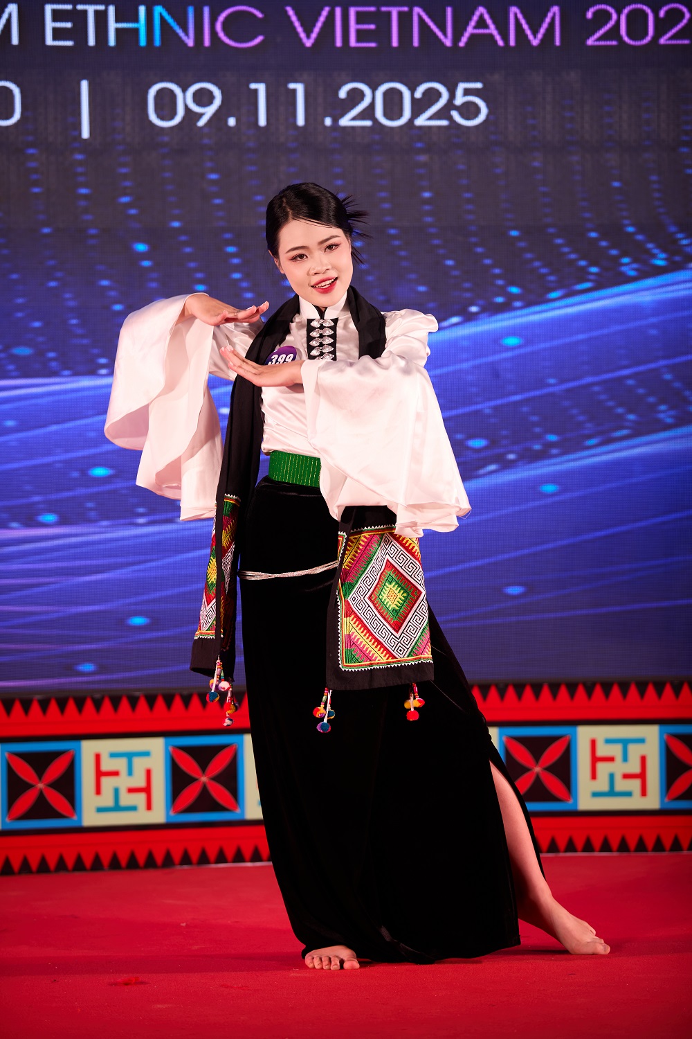 Hoa hậu Du lịch Dân tộc Việt Nam 2025 trình diễn thời trang bikini, dạ hội trên cầu kính dài nhất thế giới ở Mộc Châu - ảnh 11