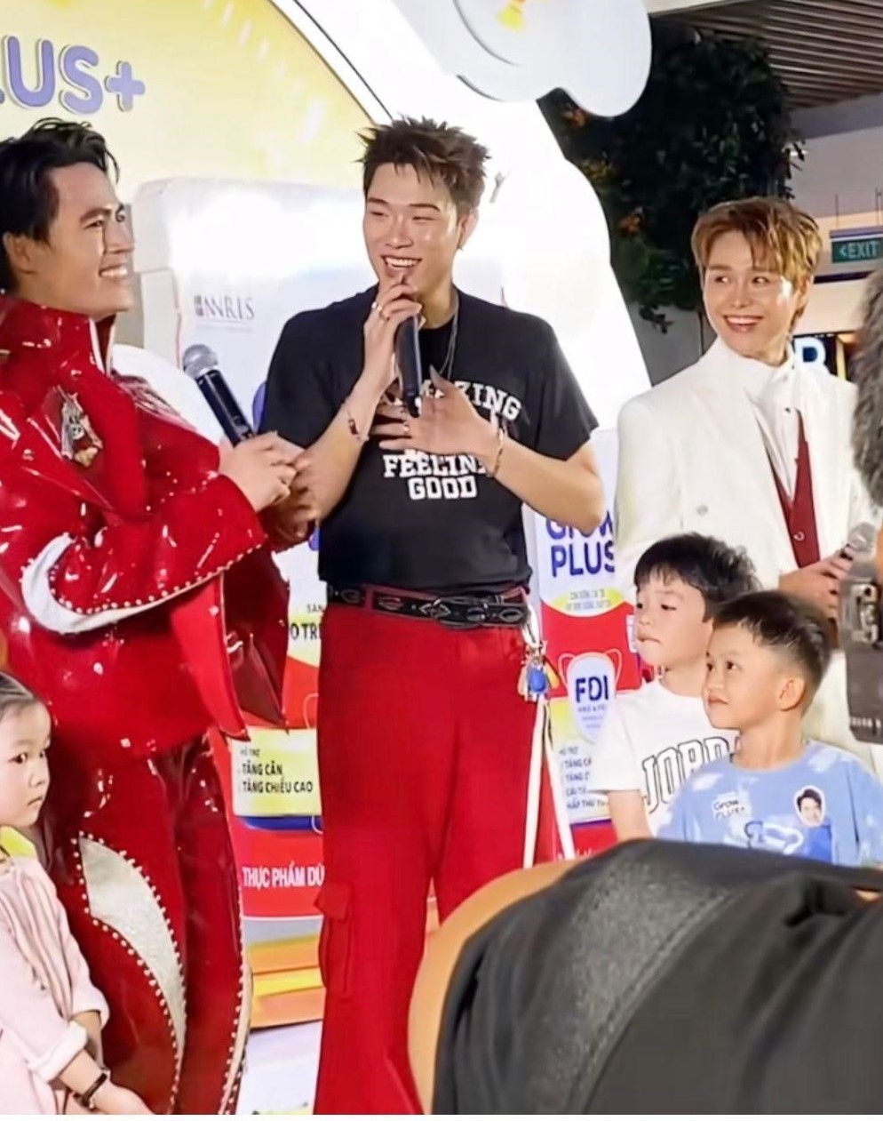 Anh Tú Voi, Võ Tấn Phát, Tăng Duy Tân, Dương Domic rất có dáng "ông bố bỉm sữa" khi giao lưu với fan nhí  - ảnh 4