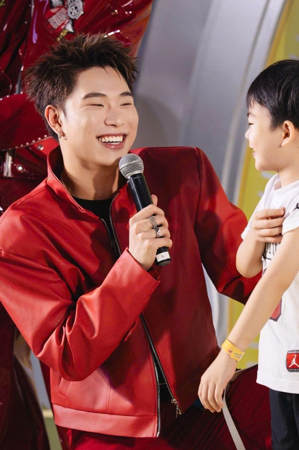 Anh Tú Voi, Võ Tấn Phát, Tăng Duy Tân, Dương Domic rất có dáng "ông bố bỉm sữa" khi giao lưu với fan nhí  - ảnh 2