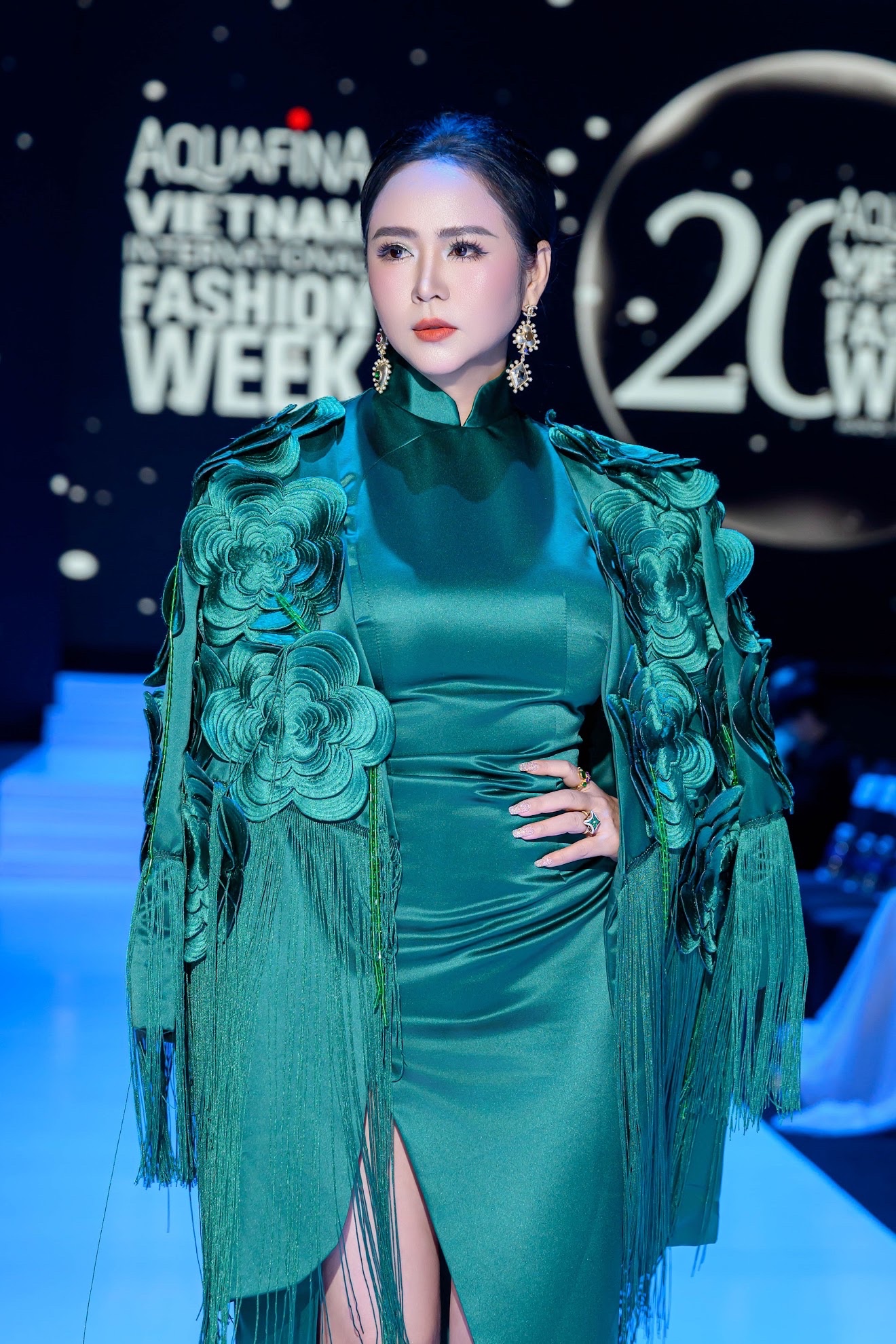 NKT Thanh Hương Bùi ghi điểm với phong cách thời trang tinh tế, sang trọng tại Tuần lễ thời trang quốc tế Việt Nam - ảnh 6