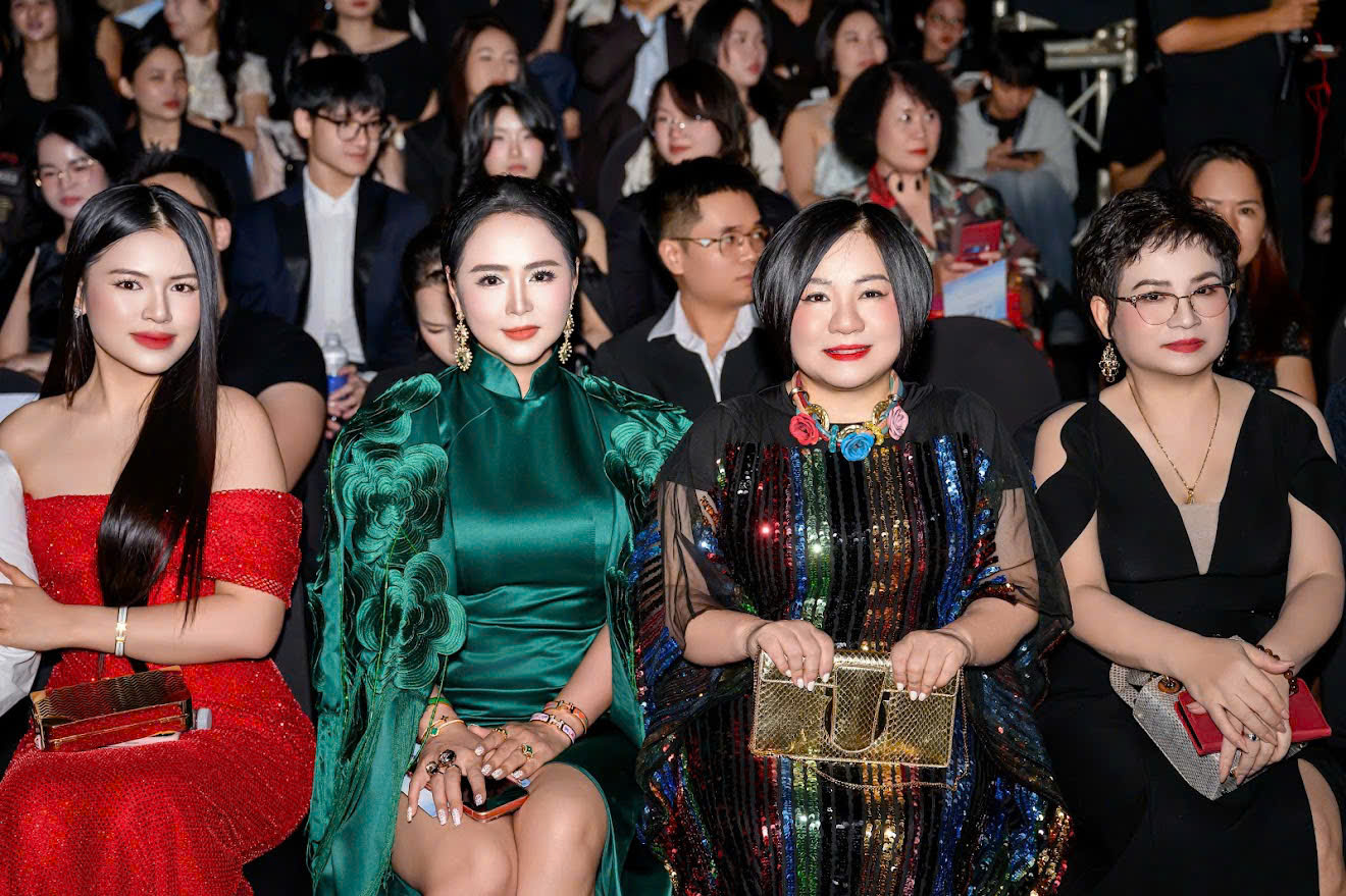 NKT Thanh Hương Bùi ghi điểm với phong cách thời trang tinh tế, sang trọng tại Tuần lễ thời trang quốc tế Việt Nam - ảnh 1