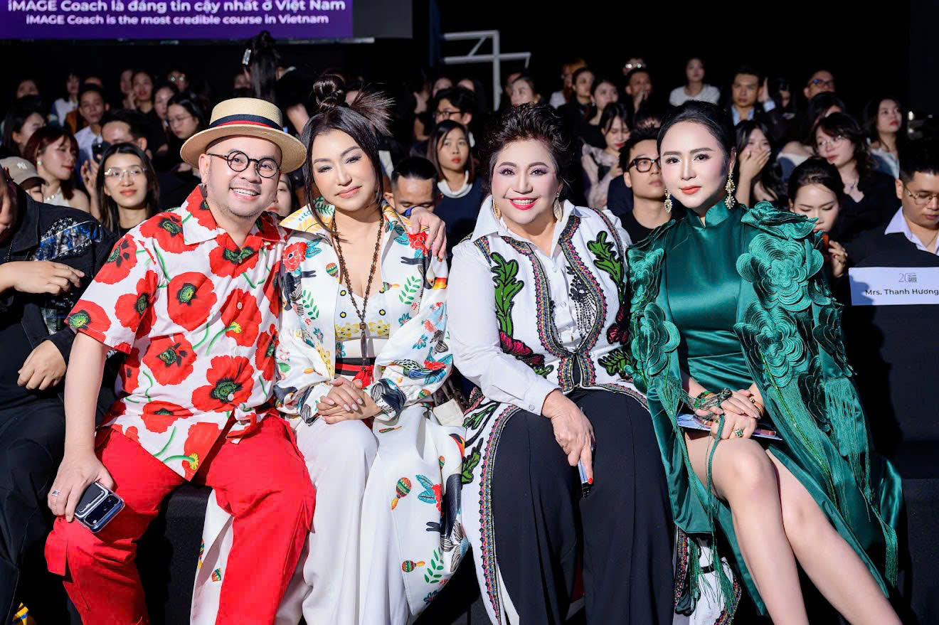 NKT Thanh Hương Bùi ghi điểm với phong cách thời trang tinh tế, sang trọng tại Tuần lễ thời trang quốc tế Việt Nam - ảnh 3