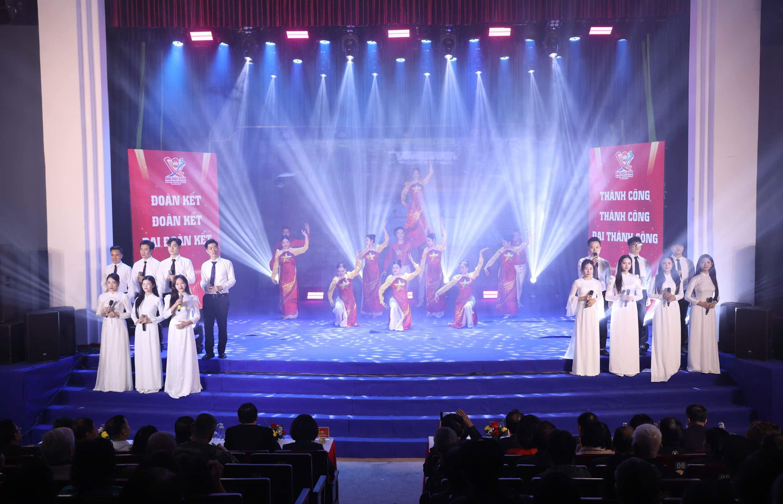 Chương trình nghệ thuật “Rạng rỡ niềm tin - Toả sáng đại đoàn kết” lan tỏa niềm vui, khí thế và quyết tâm mới  - ảnh 4